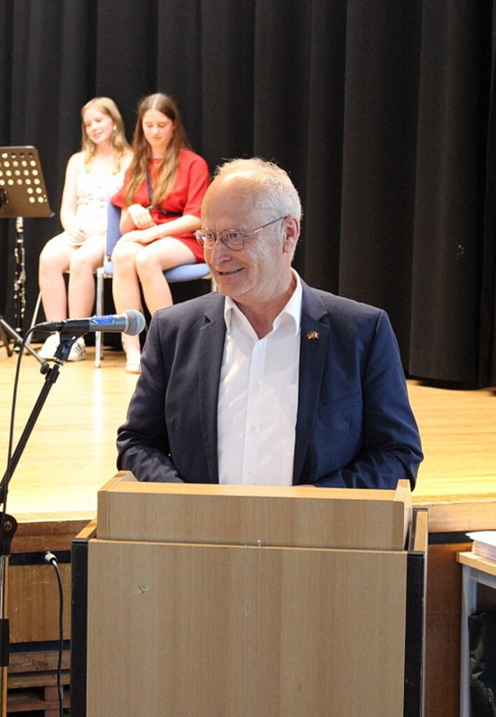 Mit den Worten „60 Jahre GAT – eine Erfolgsgeschichte“ nahm Bürgermeister Dr. Hans-Peter Schick in seiner Rede Bezug zum Schuljubiläum des Mechernicher Gymnasiums, das seit seiner Gründung zahlreiche Biografien am Bleiberg geprägt habe. Foto: Bernhard Karst/GAT/pp/Agentur ProfiPress