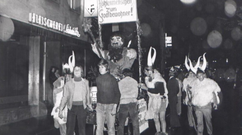 Vom Höhlenmenschen zum Stadtbewohner: Der Festzug zur Stadtwerdung im Jahr 1975 wurde von der Bevölkerung mit einer Prise Selbstironie begleitet – und doch schwang Stolz mit. Foto: H.G. Nickolay/pp/Agentur ProfiPress