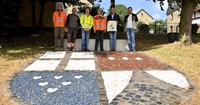 (V. l.) Marco Bohr und Detlef Abel („Universal-Bau GmbH“), Fachbereichsleiter Mario Dittmann und Rudi Mießeler von der MR- Ingenieurgesellschaft, Guido Fleischmann (Geschäftsführer „Universal-Bau GmbH“) und Ortsbürgermeister Björn Wassong vor dem neu angelegten Dorfwappen an der nagelneuen Ortsdurchfahrt. Foto: Henri Grüger/pp/Agentur ProfiPress