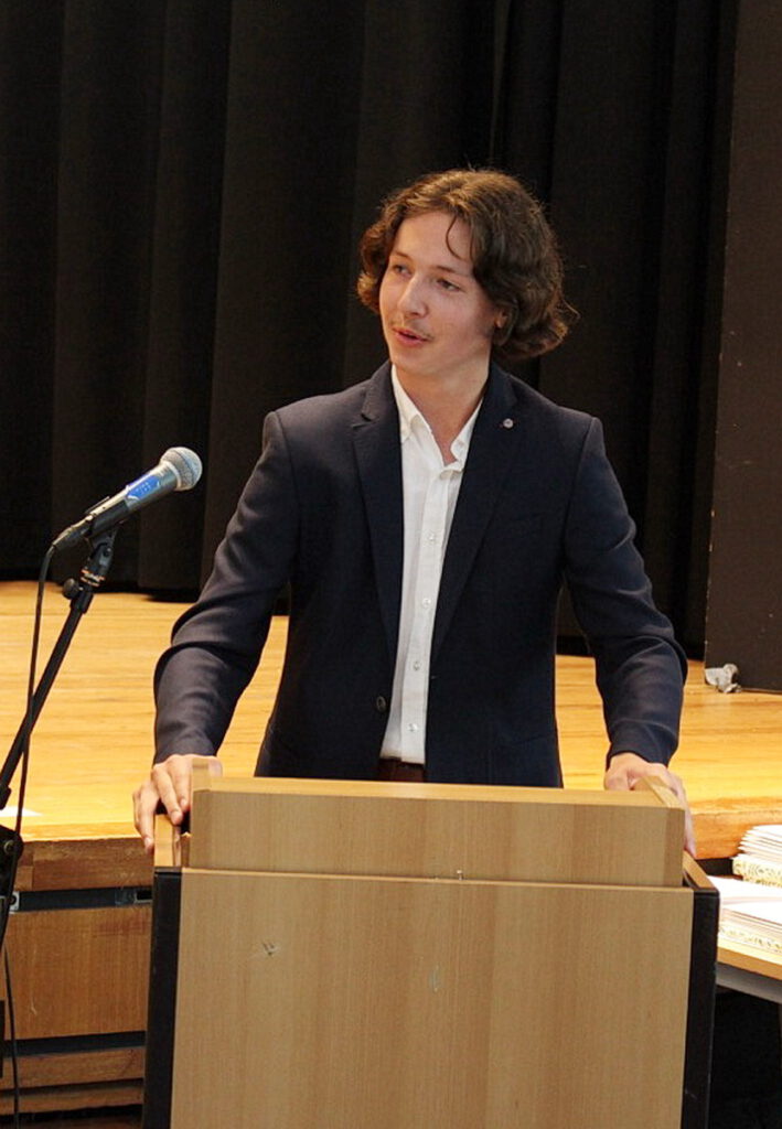 Augenzwinkernd brachte Schülersprecher Alexander Schick die ganze Aula zum Lachen, als er das Abiturmotto „Mabiokart – nach zwölf Jahren endlich am Ziel“ mit dem Satz karikierte: „Ihr seid am Ziel, eure Lehrer wohl eher am Ende“. Foto: Bernhard Karst/GAT/pp/Agentur ProfiPress