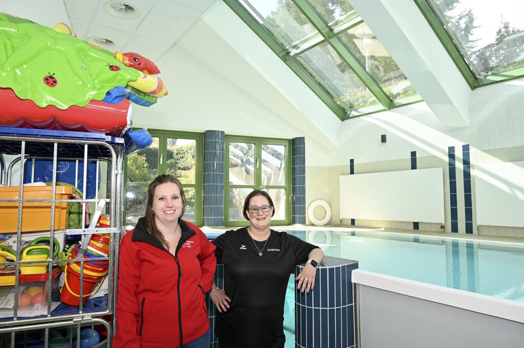 Maren Dederichs und Sabrina Muhren stellen vor: „Frische Welle- Aquafitness am Morgen.“ Kursangebot des DRK Kreisverbandes Euskirchen bringt die Teilnehmenden schon früh am Tag „ins Schwitzen.“ Foto: Henri Grüger/pp/ProfiPress