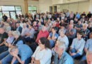 Der Saal im Neuen Dorfgemeinschaftshaus Glehn war brechend voll. Mehr als 200 Menschen, nicht nur aus Glehn, sondern auch aus den umliegenden Ortschaften Bleibuir, Eicks und Düttling, waren gekommen, um sich über die geplanten sechs Windkraftanlagen am Nordwestrand von Glehn zu informieren – und um ihrer Sorge, ihrem Ärger und ihrer Hoffnung Ausdruck zu verleihen, dass es vielleicht noch nicht zu spät ist. Foto: Manfred Lang/pp/Agentur ProfiPress