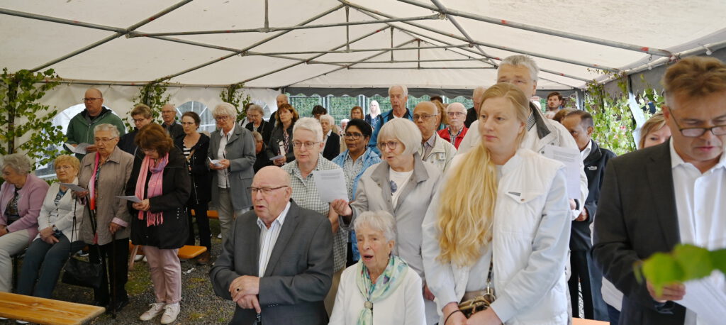 Während draußen der Sommerregen leise auf die Plane prasselte, herrschte unter dem großen Veranstaltungszelt an der Glück-Auf-Halle in Mechernich angesichts einer großen Gottesdienstgemeinde drangvolle Enge. Foto: Manfred Lang/pp/Agentur ProfiPress