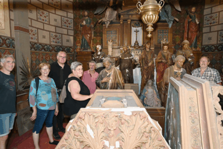 In Chor und Sakristei waren Heiligenfiguren und Interieur während der fast drei Jahre währenden Sanierungs- und Renovierungsphase in Sicherheit gebracht. Am 30. Juni bekamen die Heiligen Besuch vom Kirchenvorstand, die ihren Zustand in Augenschein nahmen. Foto: Manfred Lang/pp/Agentur ProfiPress