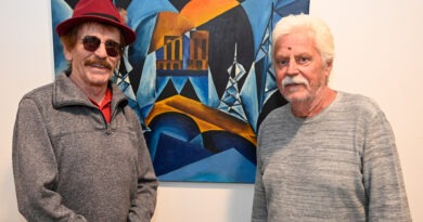 Die Ausstellung „Kubistische Retroperspektive“ schmückt derzeit die Wände der Mechernicher Rathausgalerie. Künstler Frank Bidot (l.) und Kurator Franz Kruse freuen sich über große Resonanz. Foto: Henri Grüger/pp/Agentur ProfiPress