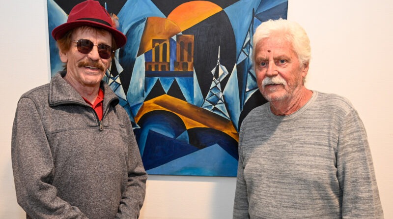 Die Ausstellung „Kubistische Retroperspektive“ schmückt derzeit die Wände der Mechernicher Rathausgalerie. Künstler Frank Bidot (l.) und Kurator Franz Kruse freuen sich über große Resonanz. Foto: Henri Grüger/pp/Agentur ProfiPress