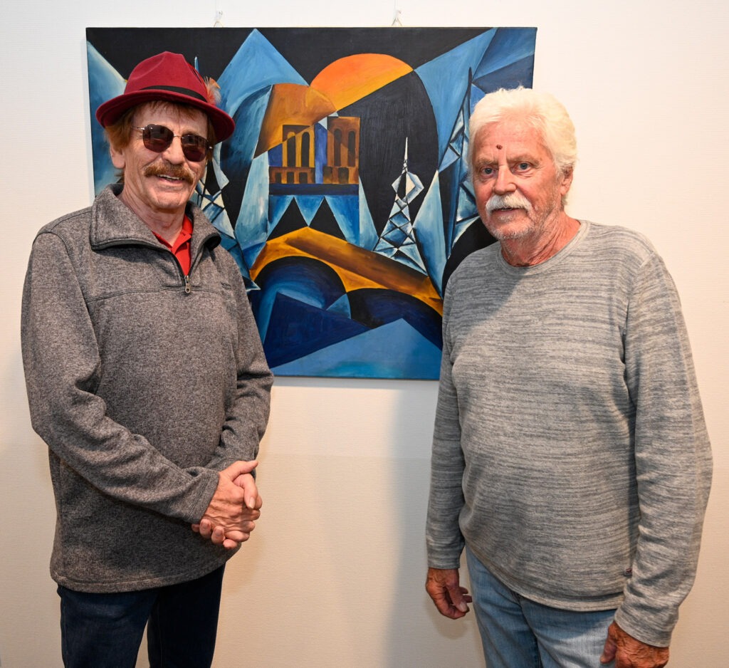 Die Ausstellung „Kubistische Retroperspektive“ schmückt derzeit die Wände der Mechernicher Rathausgalerie. Künstler Frank Bidot (l.) und Kurator Franz Kruse freuen sich über große Resonanz. Foto: Henri Grüger/pp/Agentur ProfiPress
