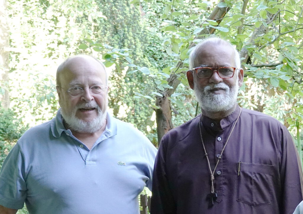 Dr. Joseph Karimalayil CMSF, der Generalsuperior der Congregation of the Missionary Brothers of St. Francis of Assisi (r.) und der Mechernicher Diakon Manfred Lang, Stellvertreter von Jaison Thazhathil, dem Generalsuperior des Ordo Communionis in Christo. Repro: Bruni Mahlberg-Gräper/pp/Agentur ProfiPress