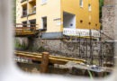 Blick durch eine Baustellen-Bake: Die Widerlager stehen, die neue Brücke in der Werther Straße nimmt Gestalt an und damit werden auch die elf Wohnungen für Seniorinnen und Senioren des Vereins Haus Sonne wieder besser erschlossen. Foto: Ronald Larmann/pp/Agentur ProfiPress