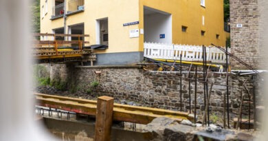 Blick durch eine Baustellen-Bake: Die Widerlager stehen, die neue Brücke in der Werther Straße nimmt Gestalt an und damit werden auch die elf Wohnungen für Seniorinnen und Senioren des Vereins Haus Sonne wieder besser erschlossen. Foto: Ronald Larmann/pp/Agentur ProfiPress