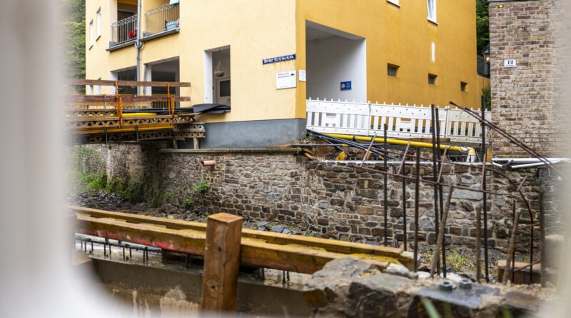Blick durch eine Baustellen-Bake: Die Widerlager stehen, die neue Brücke in der Werther Straße nimmt Gestalt an und damit werden auch die elf Wohnungen für Seniorinnen und Senioren des Vereins Haus Sonne wieder besser erschlossen. Foto: Ronald Larmann/pp/Agentur ProfiPress
