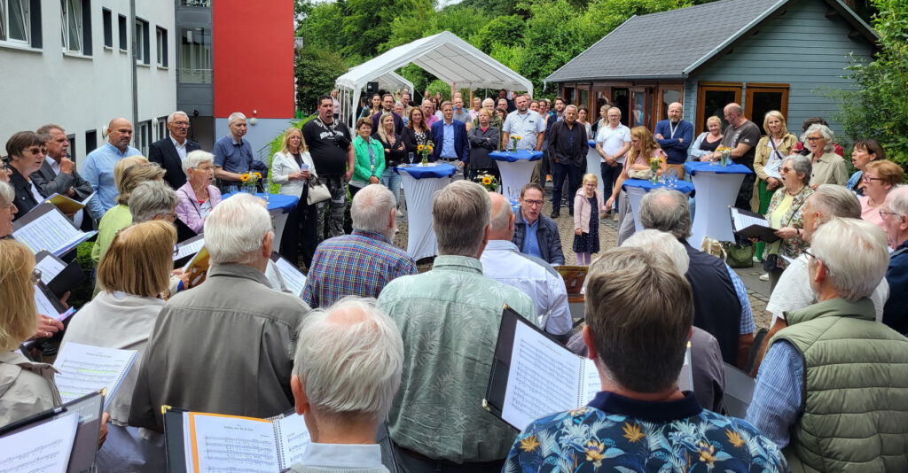 Der Mutscheider Gesangverein „Eifelklang“ sorgte unter der Leitung von Dominik Bützler für gute Laune und stimmte die Schar der Feiernden mit dem „Höhner-Song“ „Schön, dat du do bes“ auf das Fest ein. Foto: Manfred Lang/pp/Agentur ProfiPress