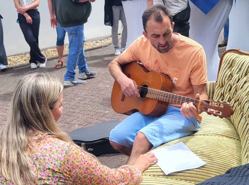 Für einen Gänsehautmoment sorgte Florian Grabensee, der ganz spontan zur Gitarre griff und „Country Roads“ anstimmte – Mitsingen war ausdrücklich erwünscht. Foto: Manfred Lang/pp/Agentur ProfiPress