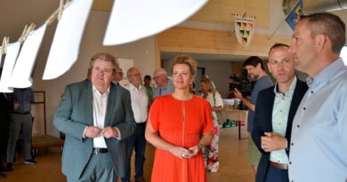 MdL Klaus Voussem (v. l.), Dodo-Geschäftsführer Tobias Heidemann und der Vereinskartellvorsitzende Jens Breuer freuten sich über den Besuch von NRW-Ministerin Ina Brandes. Foto: Cedric Arndt/pp/Agentur ProfiPress