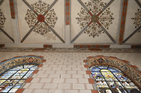 Die Fresken an den Rändern der kunstvoll ausgemalten Kirchendecke wurden nicht vollständig wiederhergestellt, sondern nur abschnittsweise, um Geld zu sparen: „Dadurch hat man zwar eine Vorstellung vom ursprünglichen Aussehen der gesamten Malereien“, so Erik Pühringer: „Aber bautechnisch haben wir in erster Linie auf Haltbarkeit und Funktionalität geachtet.“ Foto: Manfred Lang/pp/Agentur ProfiPress