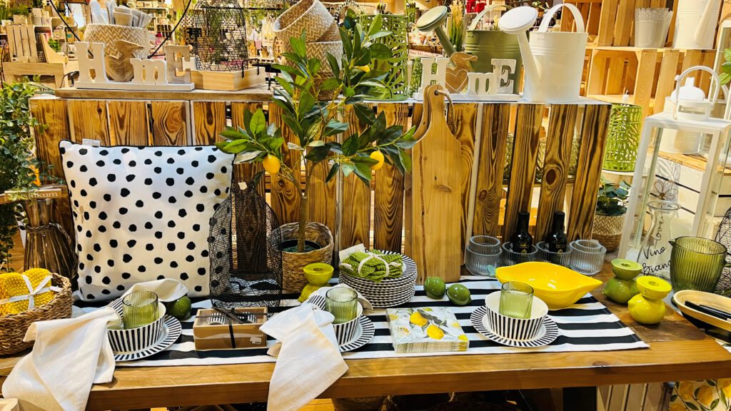 Trendkombi des Sommers: Leuchtend gelbe Zitronen auf schwarz-weißem Untergrund zieren die gedeckte Tafel im Hofladen. Foto: Danielle Bieger