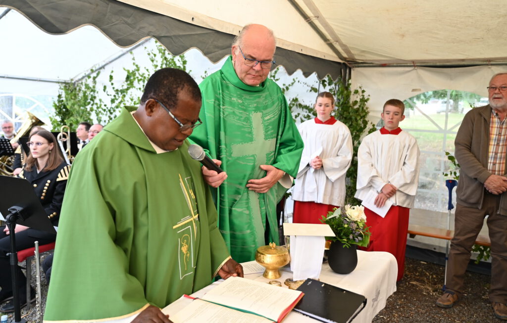 Pfarrer Erik Pühringer, der Leiter des Pastoralen Raumes St. Barbara Mechernich, und der nigerianische Geistliche Dr. Innocent Dim, der fünf Jahre lang als Pfarrvikar am Bleiberg ausgeholfen hatte, zelebrierten die heilige Messe gemeinsam – unterstützt von Werner Zeyen als Lektor. Foto: Manfred Lang/pp/Agentur ProfiPress