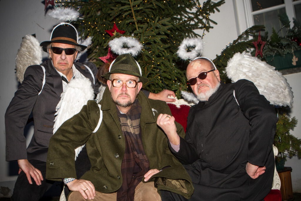 Bengelchen als Engelchen: Die Eifel-Gäng mit den Mechernicher Kabarettisten (v.l.) Günter Hochgürtel, Ralf Kramp und Manni Lang steht in Gemünd am Mittwoch, 26. November, mit ihrem abgedrehten Weihnachtsspecial auf der Bühne. Archivfoto: Paul Düster/pp/Agentur ProfiPress
