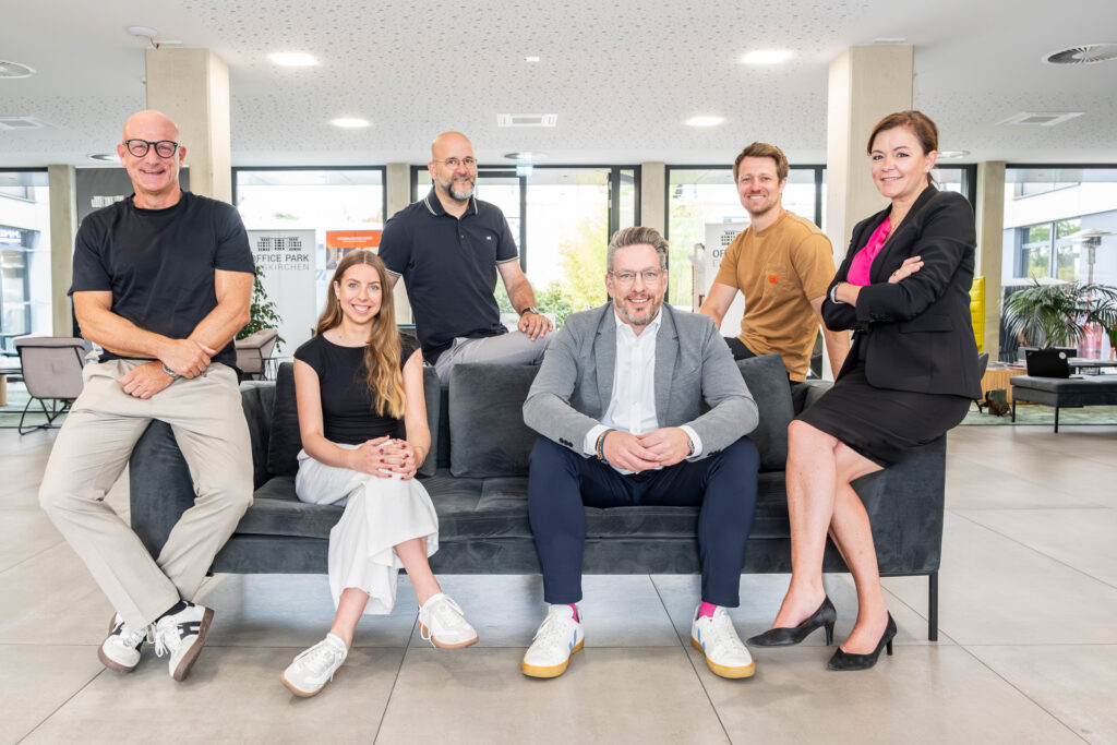Das Sofa kommt raus: Denn im Foyer des Office Parks wollen Claus Decker (v.l.), Michelle Johann, Stefan Lippertz, Stephan Reinders, Jan Beckmann und Susanne Faßbender am 27. und 28. September zahlreiche Aussteller und Besucher zu den Euskirchener Immobilientagen begrüßen. Foto: Ronald Larmann/pp/Agentur ProfiPress