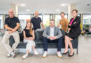 Das Sofa kommt raus: Denn im Foyer des Office Parks wollen Claus Decker (v.l.), Michelle Johann, Stefan Lippertz, Stephan Reinders, Jan Beckmann und Susanne Faßbender am 27. und 28. September zahlreiche Aussteller und Besucher zu den Euskirchener Immobilientagen begrüßen. Foto: Ronald Larmann/pp/Agentur ProfiPress