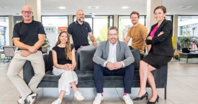 Das Sofa kommt raus: Denn im Foyer des Office Parks wollen Claus Decker (v.l.), Michelle Johann, Stefan Lippertz, Stephan Reinders, Jan Beckmann und Susanne Faßbender am 27. und 28. September zahlreiche Aussteller und Besucher zu den Euskirchener Immobilientagen begrüßen. Foto: Ronald Larmann/pp/Agentur ProfiPress