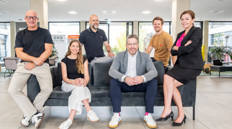 Das Sofa kommt raus: Denn im Foyer des Office Parks wollen Claus Decker (v.l.), Michelle Johann, Stefan Lippertz, Stephan Reinders, Jan Beckmann und Susanne Faßbender am 27. und 28. September zahlreiche Aussteller und Besucher zu den Euskirchener Immobilientagen begrüßen. Foto: Ronald Larmann/pp/Agentur ProfiPress