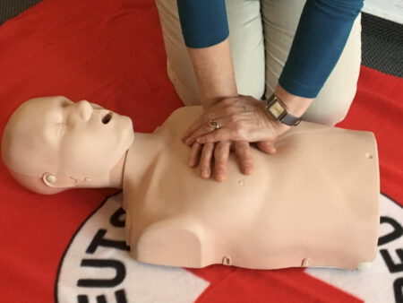 Einen Erste-Hilfe-Kurs, der speziell auf sie zugeschnitten ist, können Senioren am 16. (Euskirchen) und 29. Juli (Mechernich) sowie am 14. August (Euskirchen) beim DRK Euskirchen machen. Foto: DRK/pp/Agentur ProfiPress
