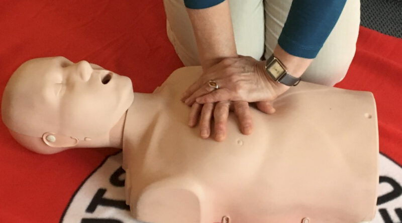 Einen Erste-Hilfe-Kurs, der speziell auf sie zugeschnitten ist, können Senioren am 16. (Euskirchen) und 29. Juli (Mechernich) sowie am 14. August (Euskirchen) beim DRK Euskirchen machen. Foto: DRK/pp/Agentur ProfiPress