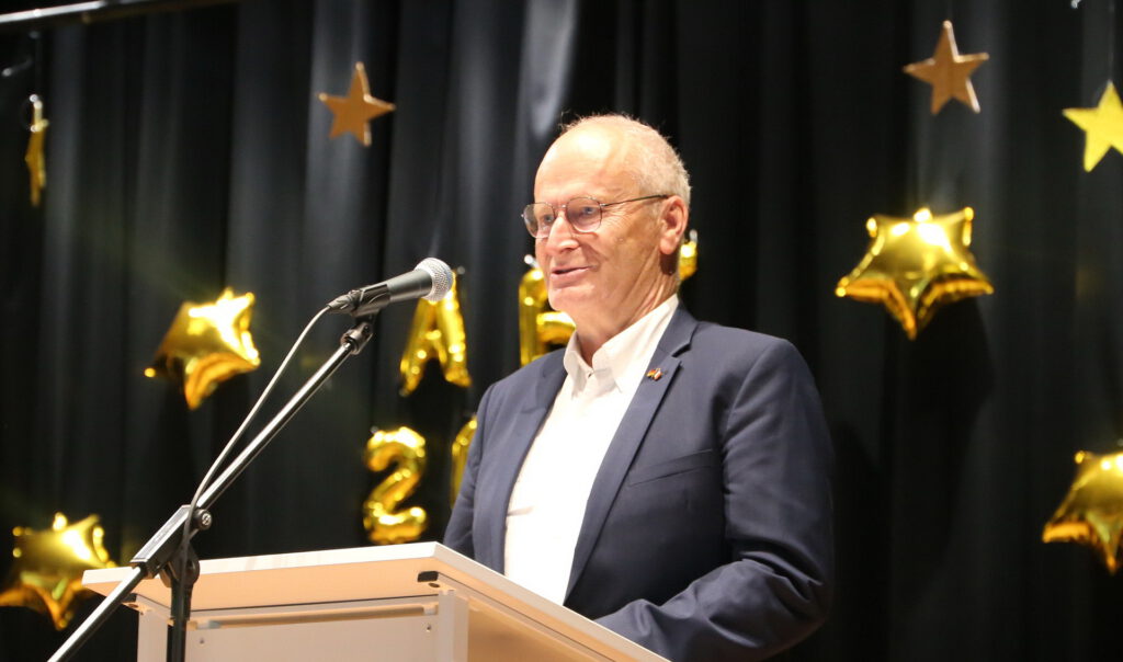 Bürgermeister Dr. Hans-Peter Schick ließ es sich nicht nehmen, dem Abijahrgang der Gesamtschule persönlich zu gratulieren. In seiner Rede hob er die Bedeutung der Gesamtschule für die Stadt Mechernich hervor: „Hier wird Wissen, Haltung, Gemeinschaftsbewusstsein und Verantwortung vermittelt!“ Foto: Dennis Schwinnen/GS/pp/Agentur ProfiPress