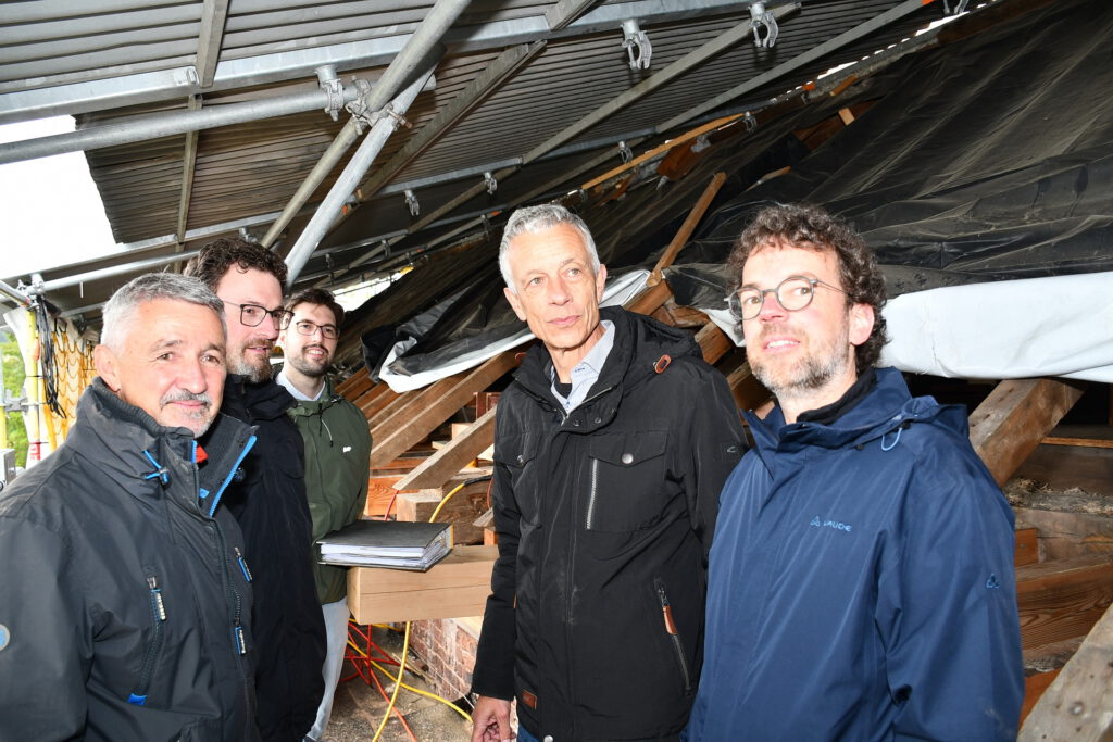 Beim Ortstermin im Kirchendachstuhl (v.l.) Peter Schneider und Dipl-Holzrestaurator Tobias Dropmann-Fischer sowie (v.r.) Klaus Kaulard, der Architekt des Bischöflichen Generalvikariates in Aachen und Stadtplaner Thomas Schiefer (Untere Denkmalbehörde, Mechernich). Foto: Manfred Lang/pp/Agentur ProfiPress