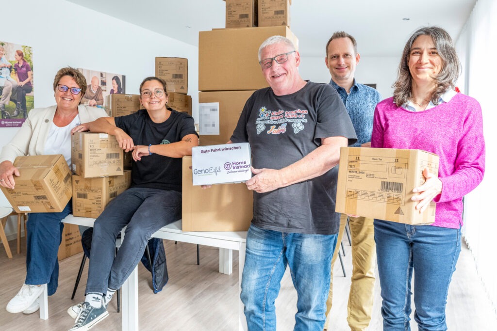Strahlende Gesichter bei der Spendenübergabe an Fahrer Peter Dittmar (M.) vom Verein „Kinder brauchen unsere Hilfe“ mit Ulrike Kickartz (v.l. Home Instead), Steffi Drießen (GenoEifel) sowie Kalff-Geschäftsführer Mathias Gallenkamp und Assistentin Sandra Selmer. Foto: Ronald Larmann/pp/Agentur ProfiPress