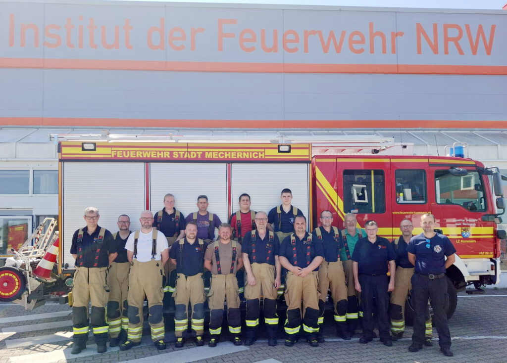 Mit kleiner Besetzung übte der Löschzug (LZ) Kommern im Institut der Feuerwehr Nordrhein-Westfalen in Stockheim, einen Gebäudebrand in einem Mehrfamilienhaus zu löschen, einen leckgeschlagenen Gastank wieder abzudichten, und bei einem angenommenen Verkehrsunfall zwischen Pkw und Lkw zu retten, zu bergen und die Unfallstelle abzusichern und abzustreuen. Foto: Feuerwehr/pp/Agentur ProfiPress