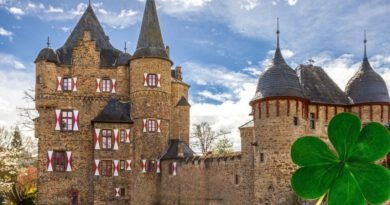 Typisches Irland-Feeling herrscht am Samstagabend, 9. August, auf Burg Satzvey, wenn auf der Open-Air-Bühne wild gefiedelt und davor ausgelassen getanzt wird. Foto: Der Fotoschmied/pp/Agentur ProfiPress