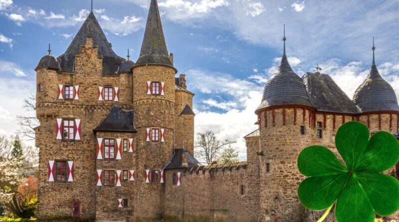 Typisches Irland-Feeling herrscht am Samstagabend, 9. August, auf Burg Satzvey, wenn auf der Open-Air-Bühne wild gefiedelt und davor ausgelassen getanzt wird. Foto: Der Fotoschmied/pp/Agentur ProfiPress
