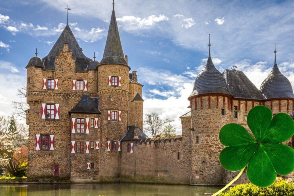 Typisches Irland-Feeling herrscht am Samstagabend, 9. August, auf Burg Satzvey, wenn auf der Open-Air-Bühne wild gefiedelt und davor ausgelassen getanzt wird. Foto: Der Fotoschmied/pp/Agentur ProfiPress
