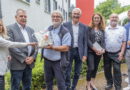 Die Münstereifeler Bürgermeisterin Sabine Preiser-Marian (v.l.) übergibt ihr Jubiläumsgeschenk an Vorstand und Geschäftsführung von „Haus Sonne“ mit Reinhold Nelles, Eberhard Kremer, Peter Beier, Maike Seidenfaden, Anton Schmitz und Landrat Markus Ramers. Foto: Ronald Larmann/pp/Agentur ProfiPress