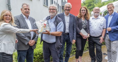 Die Münstereifeler Bürgermeisterin Sabine Preiser-Marian (v.l.) übergibt ihr Jubiläumsgeschenk an Vorstand und Geschäftsführung von „Haus Sonne“ mit Reinhold Nelles, Eberhard Kremer, Peter Beier, Maike Seidenfaden, Anton Schmitz und Landrat Markus Ramers. Foto: Ronald Larmann/pp/Agentur ProfiPress