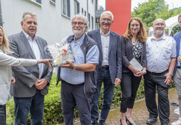 Die Münstereifeler Bürgermeisterin Sabine Preiser-Marian (v.l.) übergibt ihr Jubiläumsgeschenk an Vorstand und Geschäftsführung von „Haus Sonne“ mit Reinhold Nelles, Eberhard Kremer, Peter Beier, Maike Seidenfaden, Anton Schmitz und Landrat Markus Ramers. Foto: Ronald Larmann/pp/Agentur ProfiPress