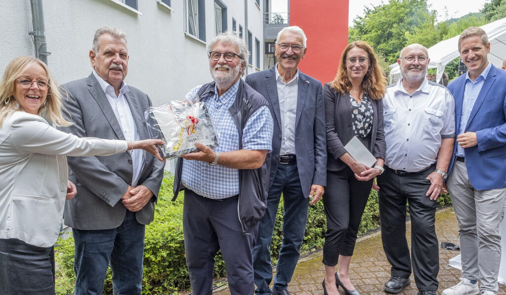Die Münstereifeler Bürgermeisterin Sabine Preiser-Marian (v.l.) übergibt ihr Jubiläumsgeschenk an Vorstand und Geschäftsführung von „Haus Sonne“ mit Reinhold Nelles, Eberhard Kremer, Peter Beier, Maike Seidenfaden, Anton Schmitz und Landrat Markus Ramers. Foto: Ronald Larmann/pp/Agentur ProfiPress