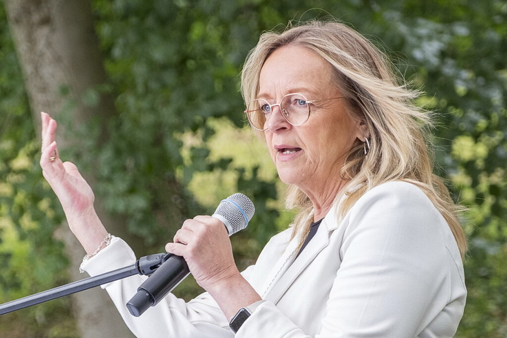 Bürgermeisterin Sabine Preiser-Marian lobte die große Fachkompetenz und das Herzblut der Mitarbeitenden: „Sie sind das Herz von Haus Sonne.“ Foto: Ronald Larmann/pp/Agentur ProfiPress