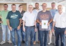 Hausmeister Stefan Kaiser (3.v.r.) ist seit 25 Jahren bei der Stadt. Zum Jubiläum gratulierten Bürgermeister Dr. Hans-Peter Schick (v.r.), Kollege Axel Möllengraf, Beigeordneter Thomas Hambach, Dezernent Ralf Claßen, Personalrätin Tanja Schulz, Kollege Guido Derichs und Teamleiter Christoph Breuer. Foto: Ronald Larmann/pp/Agentur ProfiPress