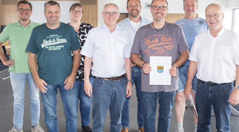 Hausmeister Stefan Kaiser (3.v.r.) ist seit 25 Jahren bei der Stadt. Zum Jubiläum gratulierten Bürgermeister Dr. Hans-Peter Schick (v.r.), Kollege Axel Möllengraf, Beigeordneter Thomas Hambach, Dezernent Ralf Claßen, Personalrätin Tanja Schulz, Kollege Guido Derichs und Teamleiter Christoph Breuer. Foto: Ronald Larmann/pp/Agentur ProfiPress