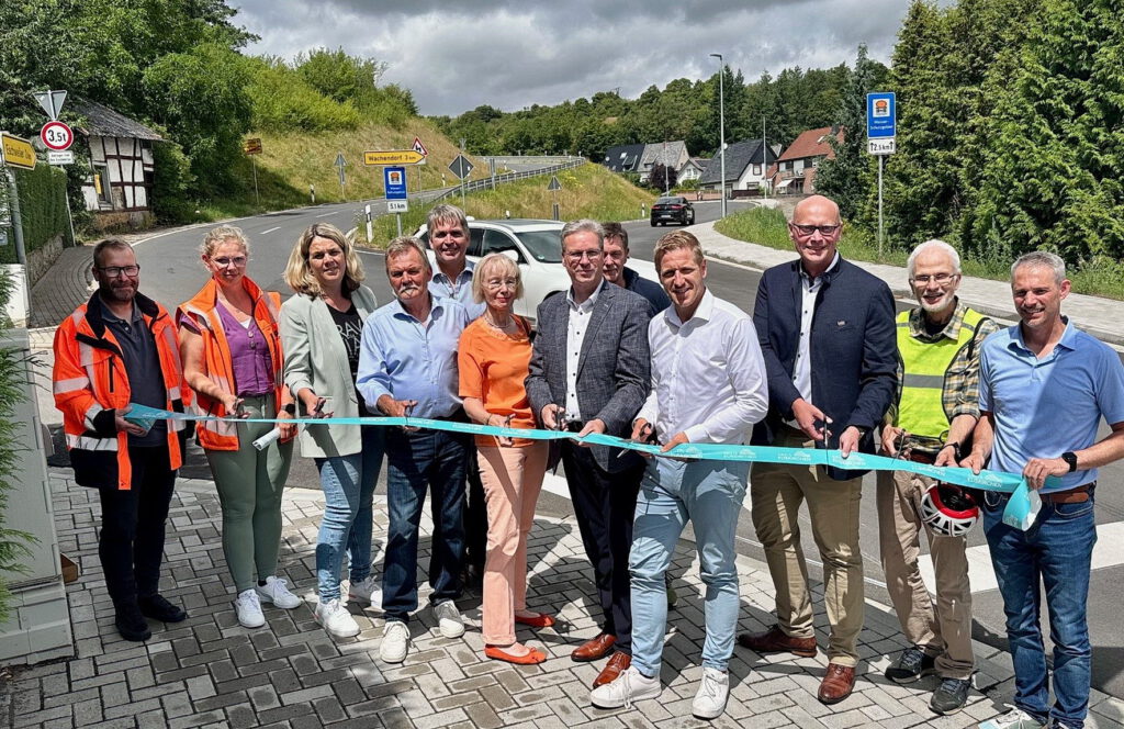 Verkehrsfreigabe in Iversheim: Landrat Markus Ramers (4.v.r.), sein Allgemeiner Vertreter Achim Blinder (5.v.r.), Verantwortliche der Stadt Bad Münstereifel, der Kreisverwaltung, der Firma Wurzel sowie Ratspolitiker. Foto: Wolfgang Andres/Kreis/pp/Agentur ProfiPress