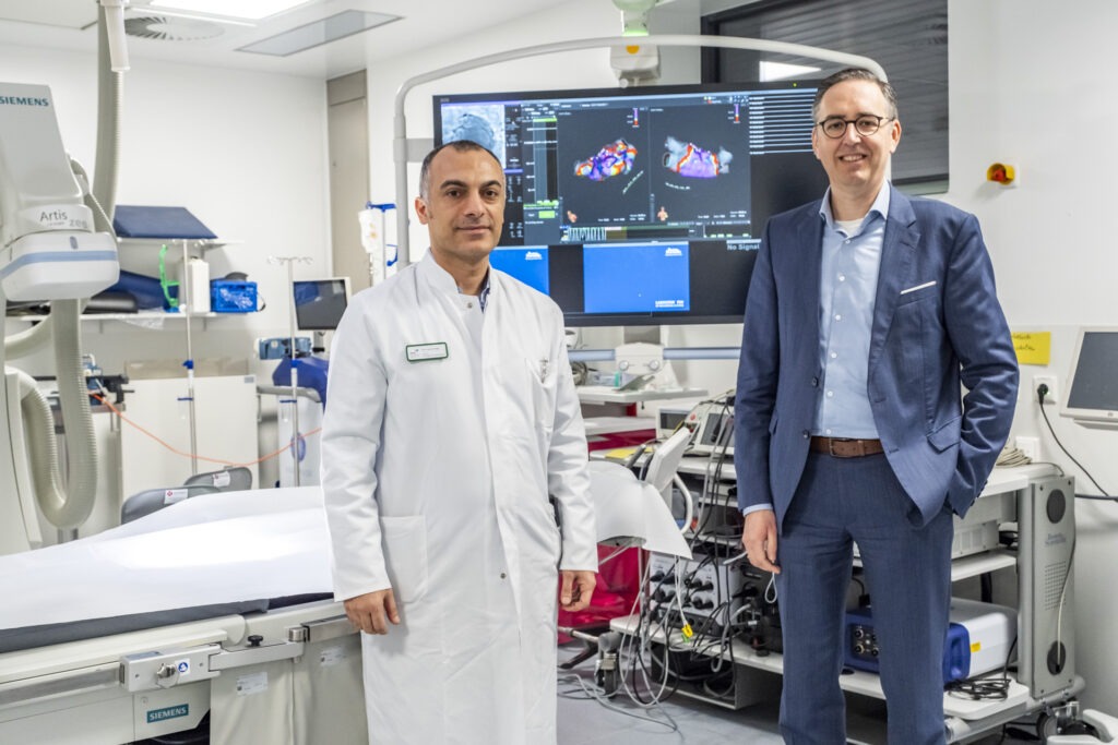 Das Krankenhaus Mechernich bleibt kardiologischer Spitzenversorger: Geschäftsführer Martin Milde (r.) freut sich über das Aachener Urteil, leider wird Chefarzt Dr. Erol Saygili Mechernich verlassen. Foto: Ronald Larmann/pp/Agentur ProfiPress