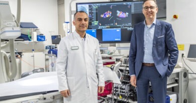 Das Krankenhaus Mechernich bleibt kardiologischer Spitzenversorger: Geschäftsführer Martin Milde (r.) freut sich über das Aachener Urteil, leider wird Chefarzt Dr. Erol Saygili Mechernich verlassen. Foto: Ronald Larmann/pp/Agentur ProfiPress
