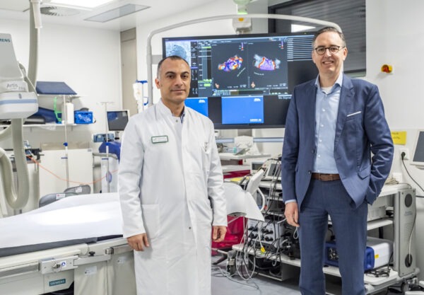 Das Krankenhaus Mechernich bleibt kardiologischer Spitzenversorger: Geschäftsführer Martin Milde (r.) freut sich über das Aachener Urteil, leider wird Chefarzt Dr. Erol Saygili Mechernich verlassen. Foto: Ronald Larmann/pp/Agentur ProfiPress