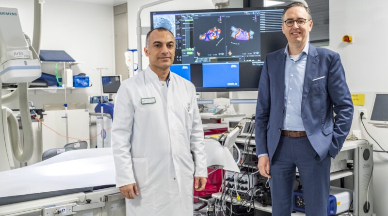 Das Krankenhaus Mechernich bleibt kardiologischer Spitzenversorger: Geschäftsführer Martin Milde (r.) freut sich über das Aachener Urteil, leider wird Chefarzt Dr. Erol Saygili Mechernich verlassen. Foto: Ronald Larmann/pp/Agentur ProfiPress