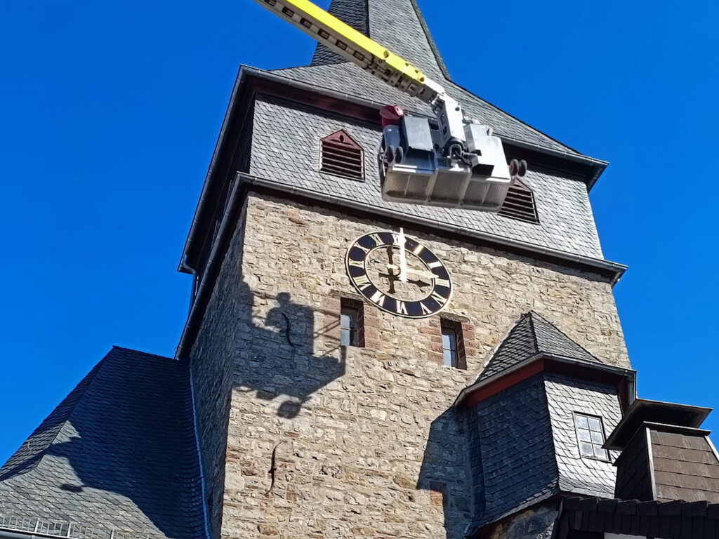 Besonders stolz sind die Marmagener auf ihre neue computergesteuerte Kirchturmuhr – die erste funktionierende Uhr am Turm seit über 100 Jahren. Gesteuert wird sie – wie auch das Glockengeläut – bequem per Smartphone-App. Foto: Privat/pp/Agentur ProfiPress