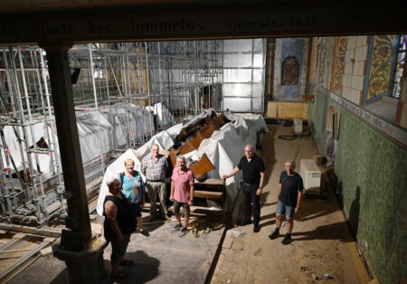 Schwer zu glauben, aber wahr: Weihnachten 2025 soll drei Jahre nach der Schließung in der Pfarrkirche St. Lambertus nach dreijähriger Sanierungsphase wieder das „In dulci jubilo“ erklingen. Von links Kirchenrendantin Gerda Schilles und die Kirchenvorstandsmitglieder Helga Leinenbach, Hans-Joachim Emonds, Peter Schneider, Erik Pühringer und Christoph Ohlerth. Foto: Manfred Lang/pp/Agentur ProfiPress