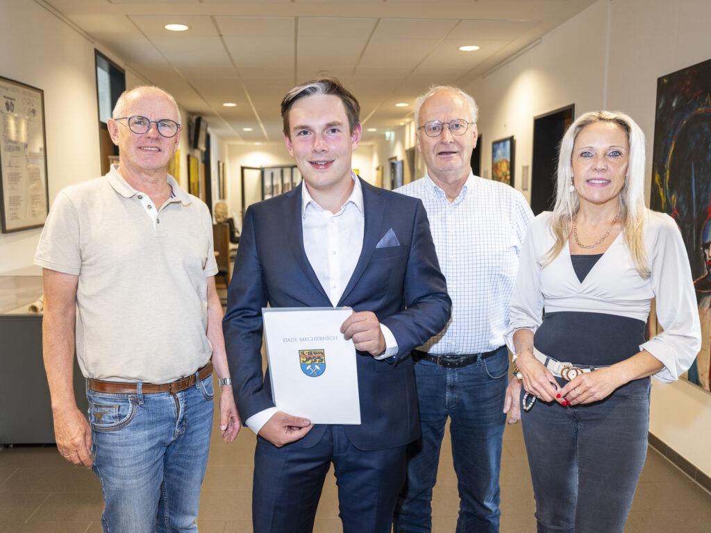 Marco Velser (2.v.l.) wurde von Bürgermeister Dr. Hans-Peter Schickt (2.v.r.) zum Ortsbürgermeister von Lessenich bestellt. Es gratulierten Dezernent Ralf Claßen und Manuela Holtmeier, Teamleiterin Politik und Bürgermeisterbüro. Foto: Ronald Larmann/pp/Agentur ProfiPress